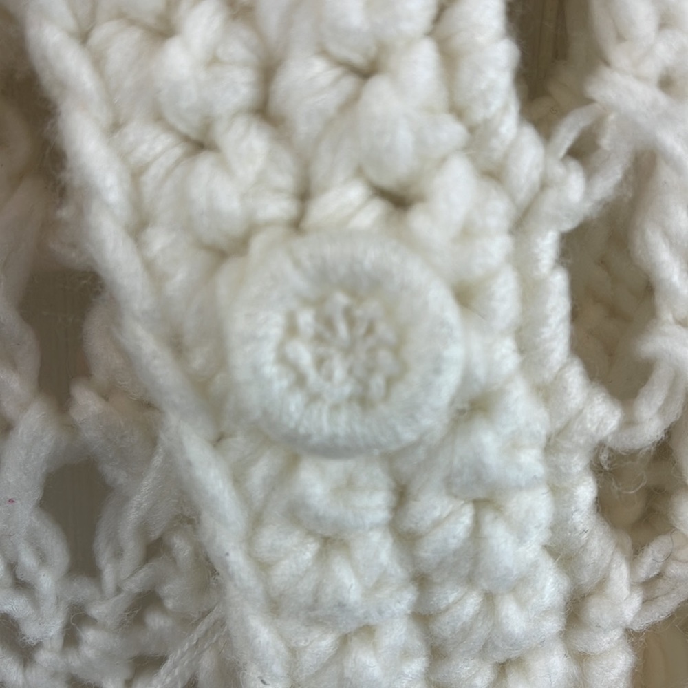 VINTAGE HAND CROCHET SHAWL - Picture 3 of 5